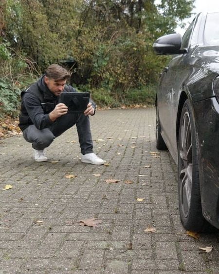 Carsten Heiken fotografiert ein Fahrzeug bei der Besichtigung in Oberhausen